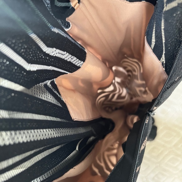 BCBG Max Azria Veira Geometric Formal Long-Sleeved Gown Sz 4 - Picture 6 of 7